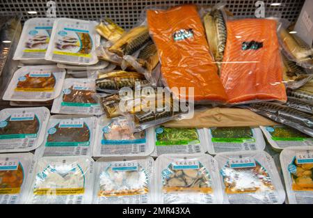 Kiew, Ukraine - 04. November 2021: Skadi-Pakete für geräucherten Fisch auf der Wein- und Spirituosenausstellung, Hauptereignis für Wein- und Spirituosenmarkt in Osteuropa Stockfoto