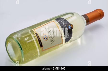 Kiew, Ukraine - 21. November 2021: Italienische Terre Passeri Garda Garganega Pinot Grigio Weißweinflasche aus der Nähe auf Weiß. Stockfoto