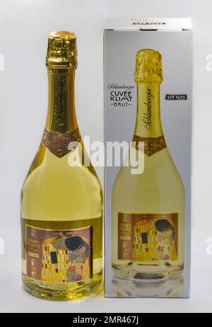 Kiew, Ukraine - April 29 2022: Studio Shooting of Schlumberger Cuvee Klimt Brut Sekt Flasche und Schachtel auf Weiß. Auf dem Etikett steht das berühmte Pictu Stockfoto