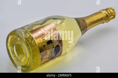 Kiew, Ukraine - 29 2022. April: Studio Shooting of Schlumberger Cuvee Klimt Brut Sektflasche auf Weiß. Auf dem Etikett steht das berühmte K Stockfoto