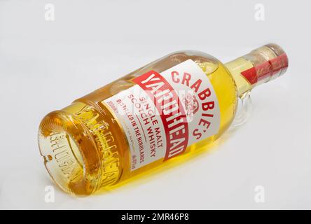 Kiew, Ukraine - 06. Mai 2022: Studioaufnahme von Single Malt Scotch Whisky Crabbie's Yardhead Flasche auf Weiß, Edinburghs Whisky Marke Stockfoto