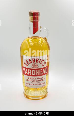 Kiew, Ukraine - 06. Mai 2022: Studioaufnahme von Single Malt Scotch Whisky Crabbie's Yardhead Flasche auf Weiß, Edinburghs Whisky Marke Stockfoto