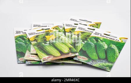 Kiew, Ukraine - 06. Mai 2022: Studio Shoot of TM Elit Samensets für den Anbau von Gurken im Garten, Nahaufnahme auf Weiß. Stockfoto
