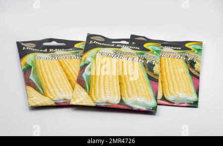 Kiew, Ukraine - 06. Mai 2022: Studio Shoot of TM Elit Samensets für den Anbau von Mais im Garten, Nahaufnahme auf Weiß. Stockfoto