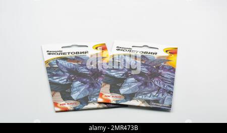 Kiew, Ukraine - 06. Mai 2022: Studio Shoot of TM Elit Samensets für den Anbau von Basilikum Purplein die Gartenaufbereitung auf Weiß. Stockfoto