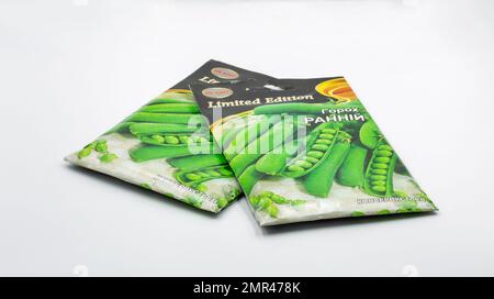 Kiew, Ukraine - 06. Mai 2022: Studio Shoot of TM Elit Samensets für den Anbau von Erbsen im Garten in der Nahaufnahme auf Weiß. Stockfoto