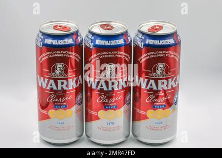 Kiew, Ukraine - 01. Juni 2022: Studio-Shooting von Warka Classic Polnischen Lagerbierdosen aus der Nähe von Weiß. Warka Bier wurde in Warka, Pola, hergestellt Stockfoto