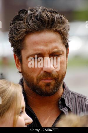 EXKLUSIV!! Der schottische Schauspieler Gerard Butler erhält für seinen neuesten Film „Machine Gun Preacher“ in Detroit ein „Bad Boy“-Motiv. Butler ließ sich die Haare zurückziehen und trug ein abgeschnittenes Karohemd, Armband und Kette, um Szenen im Bridge Cafe zu Filmen. Butler, der sich den Titel "Hunk and Heartthrob" verdient hat, wurde gesehen, wie er mit seiner neuen Freundin, der französischen Entertainment-Reporterin Laurie Cholewa, eine Pause machte, die ihre langen Beine in kurzen Shorts und Keilabsätzen vorstellte. Cholewa ist Gastgeber der französischen TV-Show „Direct 8“ und die beiden sollen sich getroffen haben, als Butler in Paris für „Bounty Hunter“ wirbt. Detr Stockfoto