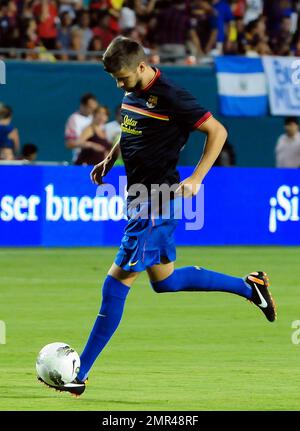 Shakiras Freund Gerard Pique (Nr. 3) spielt beim Herbalife World Football Challenge-Spiel im Sun Life Stadium in Miami, Florida, mit dem FC Barcelona in seinem Spiel mit CD Guadalajara. 3. August 2011. . Stockfoto