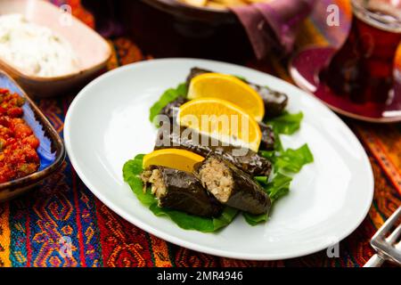 Traditionelles türkisches Sarma, eingewickelte Weinblätter gefüllt mit Reis Stockfoto