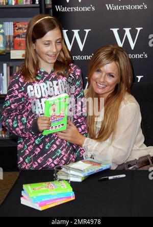 Ex-Gewürzmädchen Geri Halliwell unterzeichnet Kopien ihres Buches „Ugenia Lavender“ in Waterstone's Kingston Bentalls Store. London, Großbritannien. 4/18/09. Stockfoto