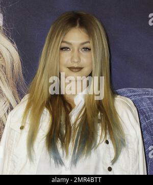 Model Gigi Hadid begrüßt Fans und posiert für Fotos im David Jones Kaufhaus, während „Guess“ in Sydney, Australien, propagiert wird. 7. August 2015. Stockfoto