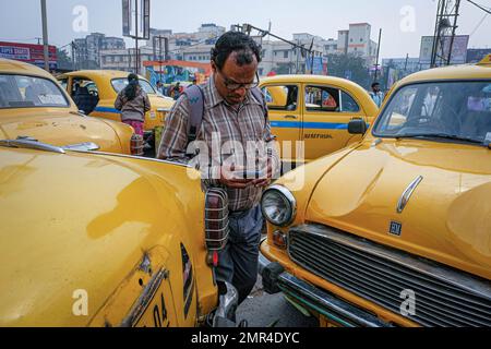 Die traditionellen gelben Taxis stehen vor dem Bahnhof Sealdah und warten auf Passagiere vor dem EU-Budget 2023 Indien. Von der indischen Regierung wird erwartet, dass sie dem Agrarsektor und den Landwirten mehr Mittel zur Verfügung stellt. Stockfoto
