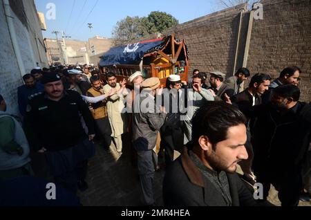 Peshawar, Pakistan. 31. Januar 2023. Am 31. Januar 2023 besuchen Menschen eine Beerdigung des Opfers einer Explosion in Peshawar im Nordwesten Pakistans. Die Zahl der Todesopfer durch den Selbstmordattentat am Montag in einer Moschee in Pakistans nordwestlicher Provinz Khyber Pakhtunkhwa ist am Dienstag auf 100 gestiegen, wobei mehr als 200 weitere verletzt wurden, sagten Krankenhausquellen. Kredit: Str/Xinhua/Alamy Live News Stockfoto