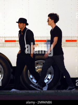 „Glee“-Mitglieder verbringen einen Tag damit, die dritte Staffel der erfolgreichen Show zu Filmen. Während des Tages nahm sich Mark Salling etwas Zeit, um Frisbee mit der Crew zu spielen und ein Mittagessen im Catering-Zelt mit Co-Star Naya Rivera zu genießen. Auch Josh Sussman und Jayma Mays, die Hand in Hand mit dem englischen Ehemann Adam Campbell spazierten, waren am Start des Tages. Los Angeles, Kalifornien. 8/24/10. Stockfoto