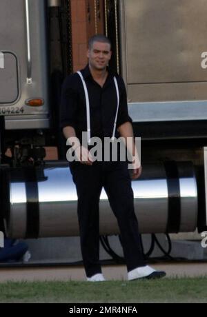 „Glee“-Mitglieder verbringen einen Tag damit, die dritte Staffel der erfolgreichen Show zu Filmen. Während des Tages nahm sich Mark Salling etwas Zeit, um Frisbee mit der Crew zu spielen und ein Mittagessen im Catering-Zelt mit Co-Star Naya Rivera zu genießen. Auch Josh Sussman und Jayma Mays, die Hand in Hand mit dem englischen Ehemann Adam Campbell spazierten, waren am Start des Tages. Los Angeles, Kalifornien. 8/24/10. Stockfoto
