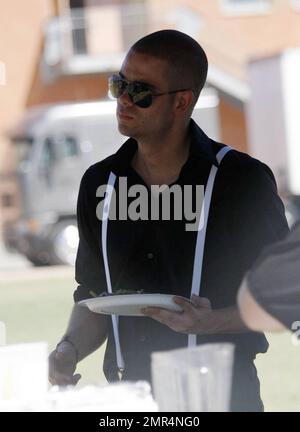 „Glee“-Mitglieder verbringen einen Tag damit, die dritte Staffel der erfolgreichen Show zu Filmen. Während des Tages nahm sich Mark Salling etwas Zeit, um Frisbee mit der Crew zu spielen und ein Mittagessen im Catering-Zelt mit Co-Star Naya Rivera zu genießen. Auch Josh Sussman und Jayma Mays, die Hand in Hand mit dem englischen Ehemann Adam Campbell spazierten, waren am Start des Tages. Los Angeles, Kalifornien. 8/24/10. Stockfoto