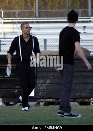 „Glee“-Mitglieder verbringen einen Tag damit, die dritte Staffel der erfolgreichen Show zu Filmen. Während des Tages nahm sich Mark Salling etwas Zeit, um Frisbee mit der Crew zu spielen und ein Mittagessen im Catering-Zelt mit Co-Star Naya Rivera zu genießen. Auch Josh Sussman und Jayma Mays, die Hand in Hand mit dem englischen Ehemann Adam Campbell spazierten, waren am Start des Tages. Los Angeles, Kalifornien. 8/24/10. Stockfoto