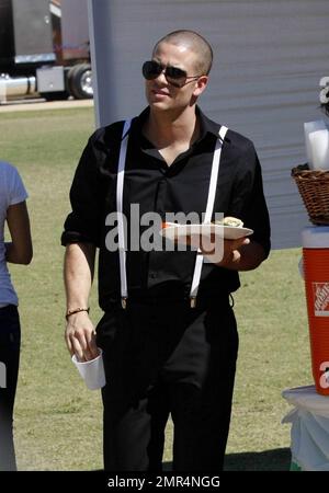 „Glee“-Mitglieder verbringen einen Tag damit, die dritte Staffel der erfolgreichen Show zu Filmen. Während des Tages nahm sich Mark Salling etwas Zeit, um Frisbee mit der Crew zu spielen und ein Mittagessen im Catering-Zelt mit Co-Star Naya Rivera zu genießen. Auch Josh Sussman und Jayma Mays, die Hand in Hand mit dem englischen Ehemann Adam Campbell spazierten, waren am Start des Tages. Los Angeles, Kalifornien. 8/24/10. Stockfoto
