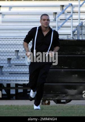 „Glee“-Mitglieder verbringen einen Tag damit, die dritte Staffel der erfolgreichen Show zu Filmen. Während des Tages nahm sich Mark Salling etwas Zeit, um Frisbee mit der Crew zu spielen und ein Mittagessen im Catering-Zelt mit Co-Star Naya Rivera zu genießen. Auch Josh Sussman und Jayma Mays, die Hand in Hand mit dem englischen Ehemann Adam Campbell spazierten, waren am Start des Tages. Los Angeles, Kalifornien. 8/24/10. Stockfoto