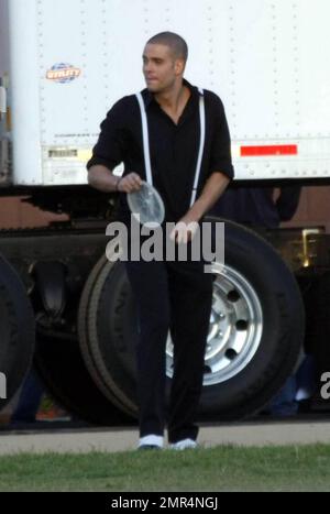„Glee“-Mitglieder verbringen einen Tag damit, die dritte Staffel der erfolgreichen Show zu Filmen. Während des Tages nahm sich Mark Salling etwas Zeit, um Frisbee mit der Crew zu spielen und ein Mittagessen im Catering-Zelt mit Co-Star Naya Rivera zu genießen. Auch Josh Sussman und Jayma Mays, die Hand in Hand mit dem englischen Ehemann Adam Campbell spazierten, waren am Start des Tages. Los Angeles, Kalifornien. 8/24/10. Stockfoto