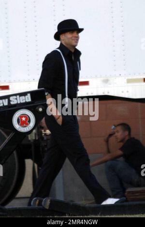 „Glee“-Mitglieder verbringen einen Tag damit, die dritte Staffel der erfolgreichen Show zu Filmen. Während des Tages nahm sich Mark Salling etwas Zeit, um Frisbee mit der Crew zu spielen und ein Mittagessen im Catering-Zelt mit Co-Star Naya Rivera zu genießen. Auch Josh Sussman und Jayma Mays, die Hand in Hand mit dem englischen Ehemann Adam Campbell spazierten, waren am Start des Tages. Los Angeles, Kalifornien. 8/24/10. Stockfoto