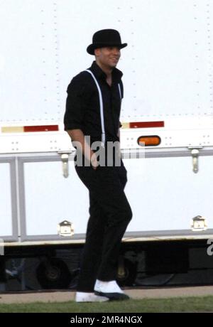 „Glee“-Mitglieder verbringen einen Tag damit, die dritte Staffel der erfolgreichen Show zu Filmen. Während des Tages nahm sich Mark Salling etwas Zeit, um Frisbee mit der Crew zu spielen und ein Mittagessen im Catering-Zelt mit Co-Star Naya Rivera zu genießen. Auch Josh Sussman und Jayma Mays, die Hand in Hand mit dem englischen Ehemann Adam Campbell spazierten, waren am Start des Tages. Los Angeles, Kalifornien. 8/24/10. Stockfoto
