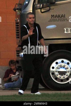 „Glee“-Mitglieder verbringen einen Tag damit, die dritte Staffel der erfolgreichen Show zu Filmen. Während des Tages nahm sich Mark Salling etwas Zeit, um Frisbee mit der Crew zu spielen und ein Mittagessen im Catering-Zelt mit Co-Star Naya Rivera zu genießen. Auch Josh Sussman und Jayma Mays, die Hand in Hand mit dem englischen Ehemann Adam Campbell spazierten, waren am Start des Tages. Los Angeles, Kalifornien. 8/24/10. Stockfoto