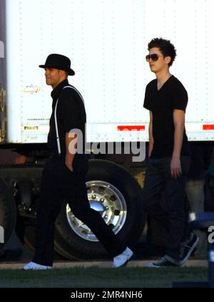 „Glee“-Mitglieder verbringen einen Tag damit, die dritte Staffel der erfolgreichen Show zu Filmen. Während des Tages nahm sich Mark Salling etwas Zeit, um Frisbee mit der Crew zu spielen und ein Mittagessen im Catering-Zelt mit Co-Star Naya Rivera zu genießen. Auch Josh Sussman und Jayma Mays, die Hand in Hand mit dem englischen Ehemann Adam Campbell spazierten, waren am Start des Tages. Los Angeles, Kalifornien. 8/24/10. Stockfoto