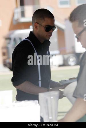 „Glee“-Mitglieder verbringen einen Tag damit, die dritte Staffel der erfolgreichen Show zu Filmen. Während des Tages nahm sich Mark Salling etwas Zeit, um Frisbee mit der Crew zu spielen und ein Mittagessen im Catering-Zelt mit Co-Star Naya Rivera zu genießen. Auch Josh Sussman und Jayma Mays, die Hand in Hand mit dem englischen Ehemann Adam Campbell spazierten, waren am Start des Tages. Los Angeles, Kalifornien. 8/24/10. Stockfoto