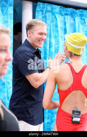 Sam Champion und Melissa Rycroft enthüllen das weltweit größte Kreuzfahrtschiff, Royal Caribbean's Oasis of the Seas, in einer zweistündigen Sendung von ABC's „Good Morning America“. Die beiden probierten einige der vielen Merkmale des Schiffs, einschließlich eines Surfpools, einer Felswand, üppiger tropischer Gärten und einer synchronisierten Schwimmshow. Das Schiff, das fast 50 % größer ist als das derzeit größte Kreuzfahrtschiff auf See, hat 224.000 Tonnen, hat 16 Passagierdecks und eine Kapazität von 6.296 Passagieren und 2.165 Besatzung. Zu den weiteren Annehmlichkeiten gehören ein offener „Central Park“ mit lebenden Bäumen und ein familienfreundlicher Vergnügungsbereich Stockfoto