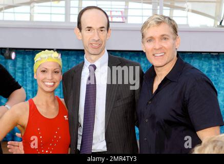 Sam Champion und Melissa Rycroft enthüllen das weltweit größte Kreuzfahrtschiff, Royal Caribbean's Oasis of the Seas, in einer zweistündigen Sendung von ABC's „Good Morning America“. Die beiden probierten einige der vielen Merkmale des Schiffs, einschließlich eines Surfpools, einer Felswand, üppiger tropischer Gärten und einer synchronisierten Schwimmshow. Das Schiff, das fast 50 % größer ist als das derzeit größte Kreuzfahrtschiff auf See, hat 224.000 Tonnen, hat 16 Passagierdecks und eine Kapazität von 6.296 Passagieren und 2.165 Besatzung. Zu den weiteren Annehmlichkeiten gehören ein offener „Central Park“ mit lebenden Bäumen und ein familienfreundlicher Vergnügungsbereich Stockfoto