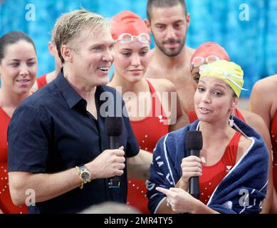 Sam Champion und Melissa Rycroft enthüllen das weltweit größte Kreuzfahrtschiff, Royal Caribbean's Oasis of the Seas, in einer zweistündigen Sendung von ABC's „Good Morning America“. Die beiden probierten einige der vielen Merkmale des Schiffs, einschließlich eines Surfpools, einer Felswand, üppiger tropischer Gärten und einer synchronisierten Schwimmshow. Das Schiff, das fast 50 % größer ist als das derzeit größte Kreuzfahrtschiff auf See, hat 224.000 Tonnen, hat 16 Passagierdecks und eine Kapazität von 6.296 Passagieren und 2.165 Besatzung. Zu den weiteren Annehmlichkeiten gehören ein offener „Central Park“ mit lebenden Bäumen und ein familienfreundlicher Vergnügungsbereich Stockfoto