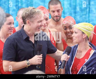 Sam Champion und Melissa Rycroft enthüllen das weltweit größte Kreuzfahrtschiff, Royal Caribbean's Oasis of the Seas, in einer zweistündigen Sendung von ABC's „Good Morning America“. Die beiden probierten einige der vielen Merkmale des Schiffs, einschließlich eines Surfpools, einer Felswand, üppiger tropischer Gärten und einer synchronisierten Schwimmshow. Das Schiff, das fast 50 % größer ist als das derzeit größte Kreuzfahrtschiff auf See, hat 224.000 Tonnen, hat 16 Passagierdecks und eine Kapazität von 6.296 Passagieren und 2.165 Besatzung. Zu den weiteren Annehmlichkeiten gehören ein offener „Central Park“ mit lebenden Bäumen und ein familienfreundlicher Vergnügungsbereich Stockfoto