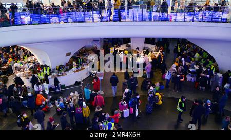 Warschau, Polen. 8. März 2022 Die humanitäre Krise in Europa, die durch den russischen Angriff auf die Ukraine verursacht wurde. Ukrainische Flüchtlinge im Warszawa Centralna rai Stockfoto