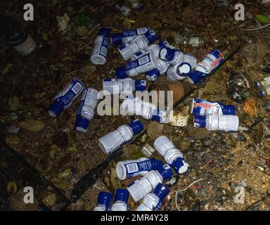 Austin Texas, USA, Januar 28 2023: Ein Haufen leerer Milchshake-Flaschen und anderer Müll liegen auf dem Boden in der Nähe eines Obdachlosenlagers. Freiwillige stießen auf den Müll, als sie an der Point-in-Time-Zählung der Ending Community Obdachlosigkeit Coalition (ECHO) teilnahmen. Die BOXENZÄHLUNG hilft Regierungen auf Bundes-, Landes- und Kommunalebene, Geld für die Bekämpfung der Obdachlosigkeit dort bereitzustellen, wo sie am dringendsten benötigt wird. ©Bob Daemmrich Stockfoto