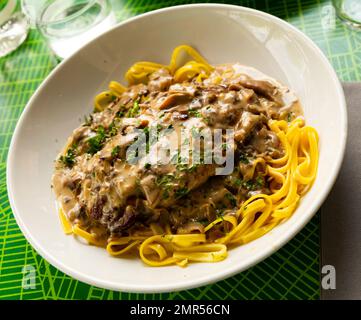 Köstliche Schweinerippchen mit Pilzsauce Stockfoto