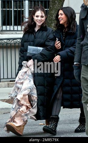 Michelle Tracthtenberg, Jessica Szohr und Blake Lively versammeln sich an einem kalten Tag in Manhattan und Filmen Szenen für „Gossip Girl“. Sogar Blakes Hund Penny trug eine kleine, getarnte Hundejacke. Penn Badgely, der auch gefilmt hat, sah nicht so aus, als ob ihn die Kälte störte. Er trug einen einfachen Anzug ohne Wintermantel. New York, NY. 3/9/11. Stockfoto