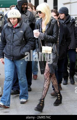 Nachdem sie gestern Abend bei den Golden Globe Awards aufgetaucht ist, filmt Chace Crawford Szenen mit den Co-Stars Taylor Momsen, Sebastian Stan und Connor Paolo am Set von Gossip Girl in New York, New York, 1/18/10. . Stockfoto