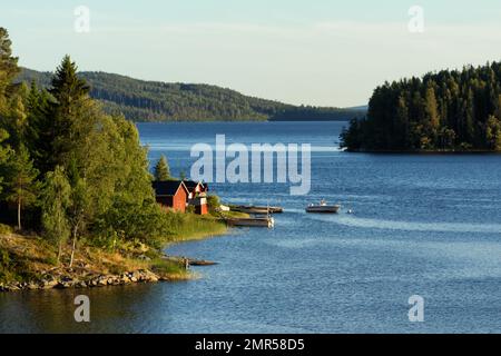 Kleine Sommerhäuser aus Holz am Seeufer im Norden Schwedens Stockfoto