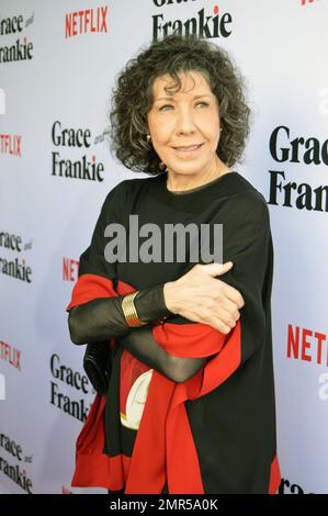 Lily Tomlin nimmt an der Premiere von „Grace and Frankie“ Staffel 2 in Los Angeles, Kalifornien, Teil. 30. April 2016. Stockfoto