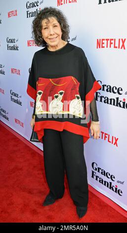 Lily Tomlin nimmt an der Premiere von „Grace and Frankie“ Staffel 2 in Los Angeles, Kalifornien, Teil. 30. April 2016. Stockfoto