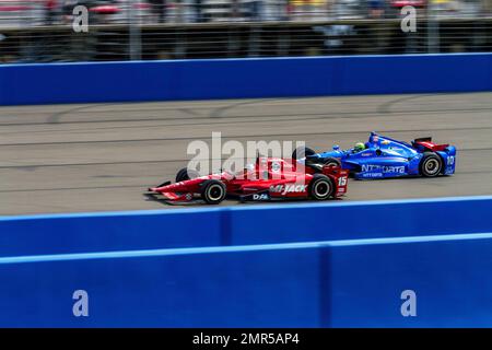 Graham Rahal, Fahrerin des Nr. 15 Mi-Jack Honda für Rahal Letterman Lanigan Racing, Gewann mit Bedacht, als die von Ryan Briscoe und Ryan Hunter-Reay fahrenden Autos Kontakt auftraten und beim Verizon IndyCar Series MAVTV 500 IndyCar Race auf dem Auto Club Speedway in Fontana, CA, um die weiße Flagge kämpften. 27. Juni 2015. Stockfoto