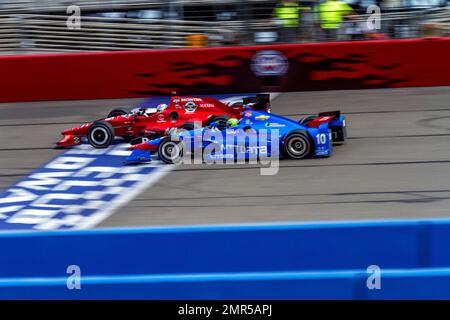 Graham Rahal, Fahrerin des Nr. 15 Mi-Jack Honda für Rahal Letterman Lanigan Racing, Gewann mit Bedacht, als die von Ryan Briscoe und Ryan Hunter-Reay fahrenden Autos Kontakt auftraten und beim Verizon IndyCar Series MAVTV 500 IndyCar Race auf dem Auto Club Speedway in Fontana, CA, um die weiße Flagge kämpften. 27. Juni 2015. Stockfoto