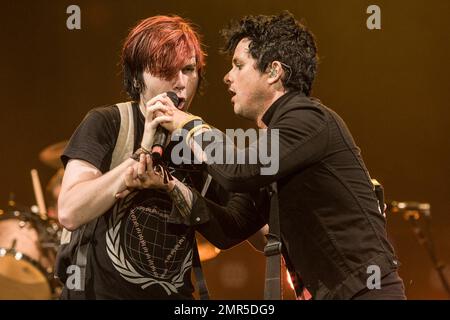 Billie Joe Armstrong von der Punk-Band Green Day tritt mit einem Mitglied des Publikums auf, während sie den ersten Tag des Reading Festivals bekannt machen. Reading, UK. 23. August 2013. . Stockfoto