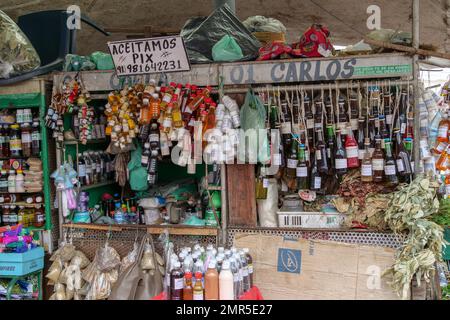 Marktstand mit Flaschen mit Ölen, Kräutern und Gewürzen bei Mercado Ver o Peso, Belem, State of para, Amazonasregion, Brasilien, Südamerika Stockfoto