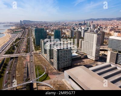 Luftaufnahme der Diagonal Mar i el Front Maritim del Poblenou, Barcelona Stockfoto