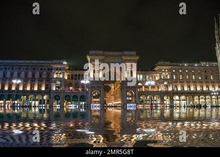 Piazza del Duomo in Mailand nach einem Gewitter Stockfoto