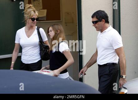 Melanie Griffith, Ehemann Antonio Banderas und Tochter Stella verlassen das Café Med nach dem Mittagessen in Los Angeles, Kalifornien. 11/13/08. Stockfoto