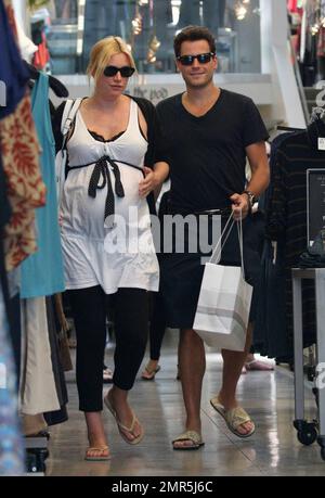 Ioan Gruffudd und seine schwangere Frau Alice Evans verbringen den Tag mit Einkaufen und Küssen in Beverly Hills, Kalifornien. 8/10/09 Stockfoto